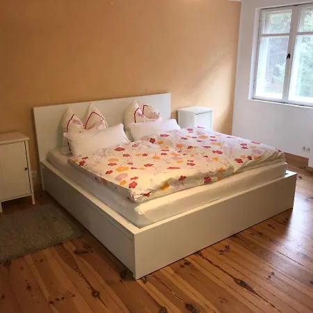 Sanierte Moeblierte Altbauwohnung Am Waldrand Fuer Bis Zu 6 Personen Апартаменты Borkheide